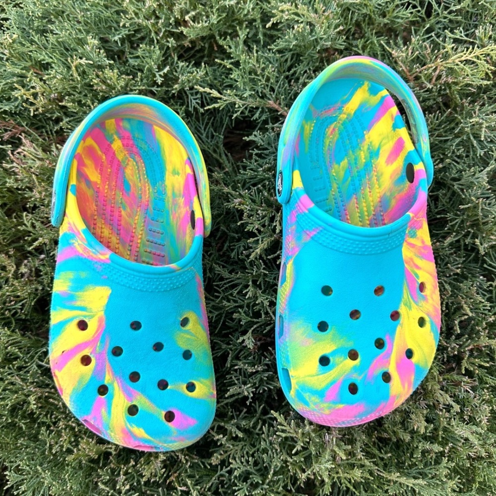 CROCS KIDS CLASSIC MARBLED TYE DYE CLOGS Size J2 Sandals - Picture 2 of 10
